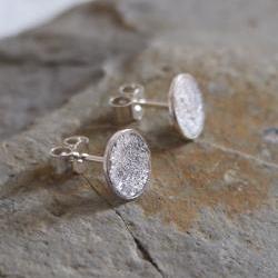 Silver circular earrings: Reticulated circular sterling silver earring stud.